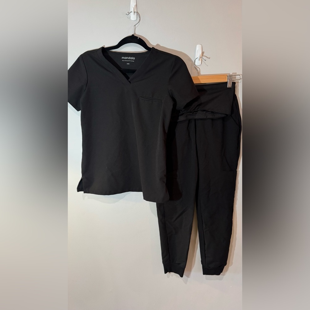 mandala maternity SET xxs scrub one pocket top and xxs joggers in black